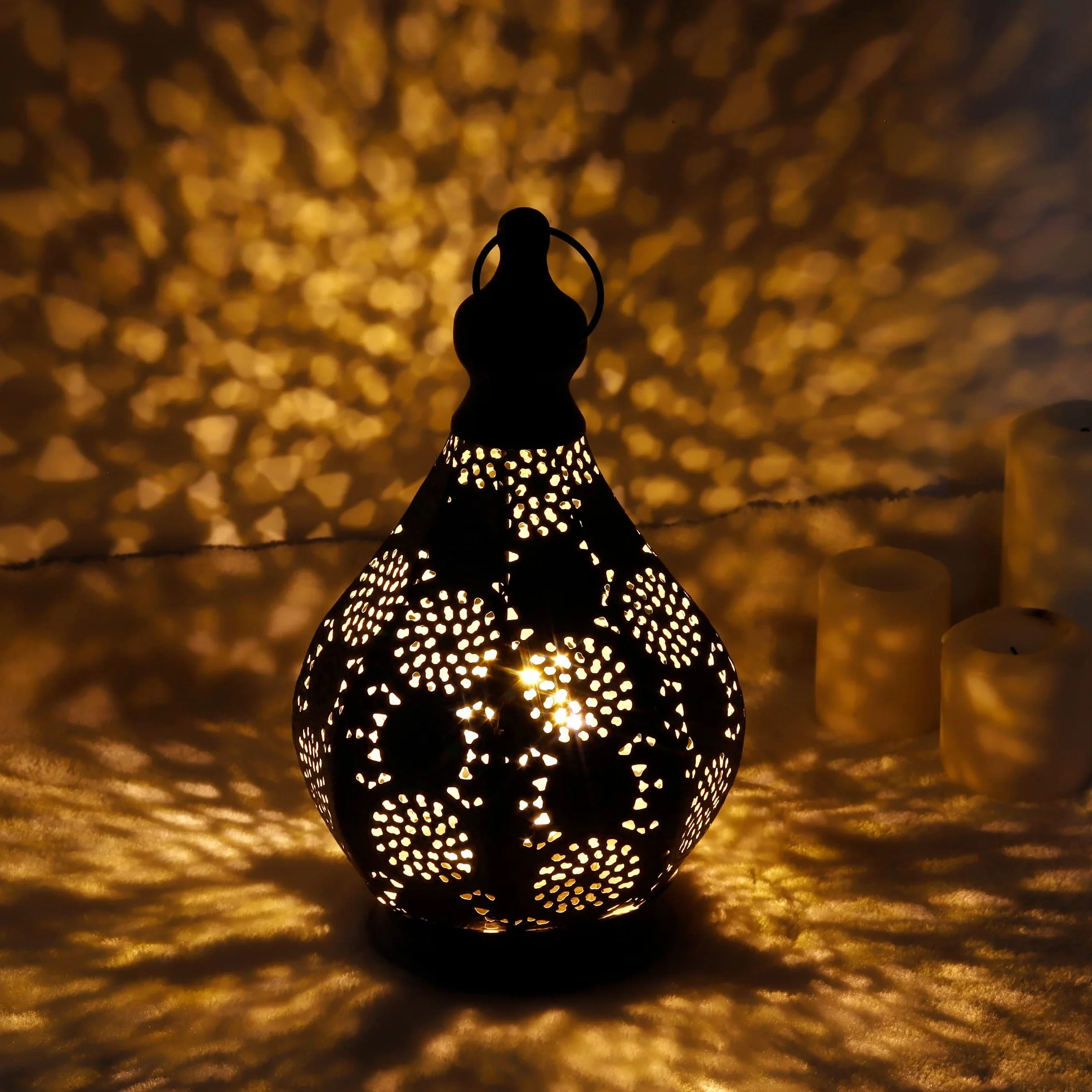 JHY DESIGN Wisząca marokańska lampa stołowa na baterie, 29,5 cm wysokości, vintage, metalowa latarnia, lampa biurkowa do salonu, sypialni, ogrodu, wewnątrz i na zewnątrz (Taras)