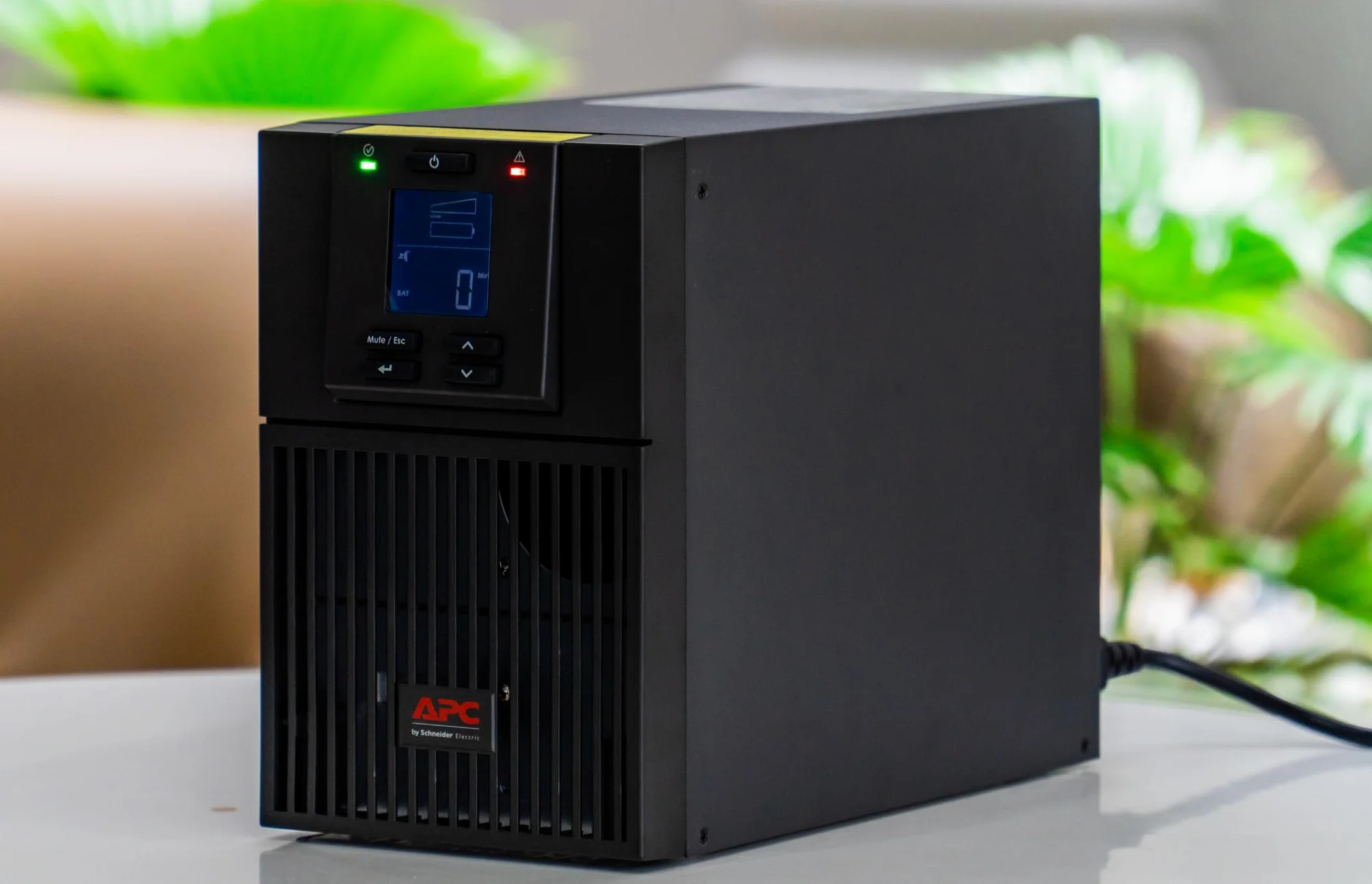 APC SRV2KI uninterruptible power supply (UPS) Double-conversion (Online) 2 kVA 1600 W 4 AC outlet(s)