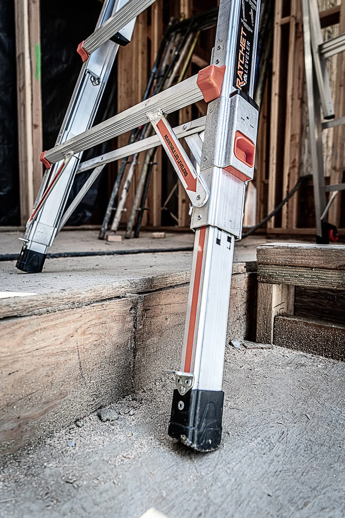 Leveler Aluminum Articulated extendable Ladder with Ratchet Levelers (M17 4x4 Steps)