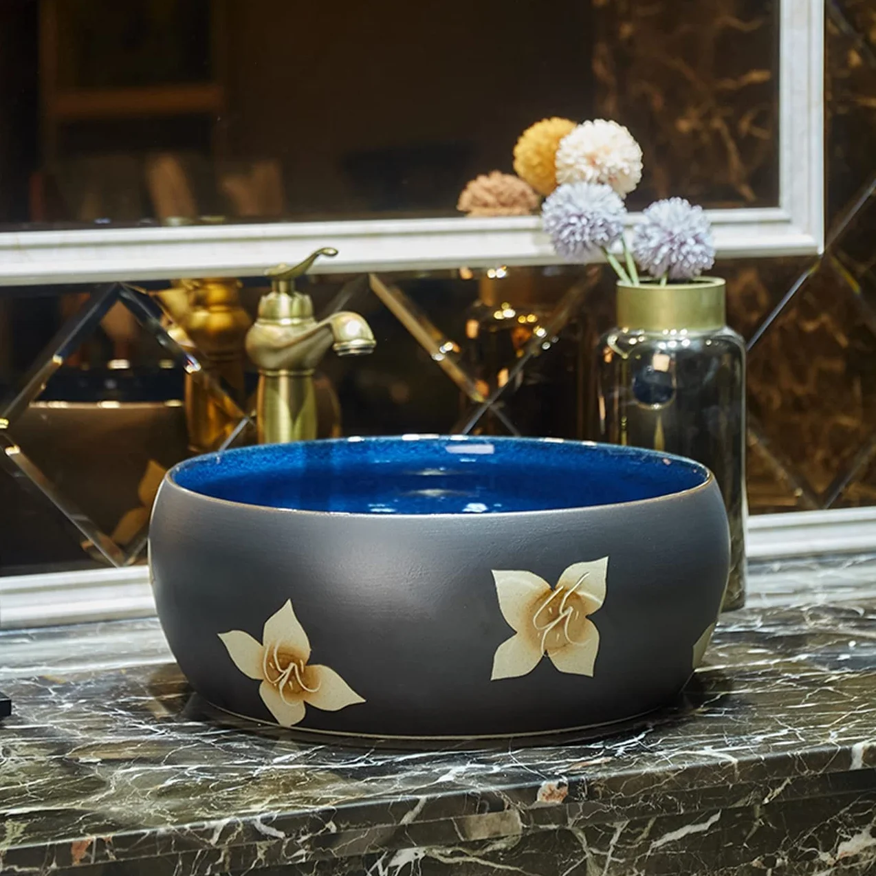 Stary zbiornik ceramiczny Umywalka nablatowa, umywalka ceramiczna nablatowa, umywalka łazienkowa z kranem, odpływ typu pop-up, niebieska glazura