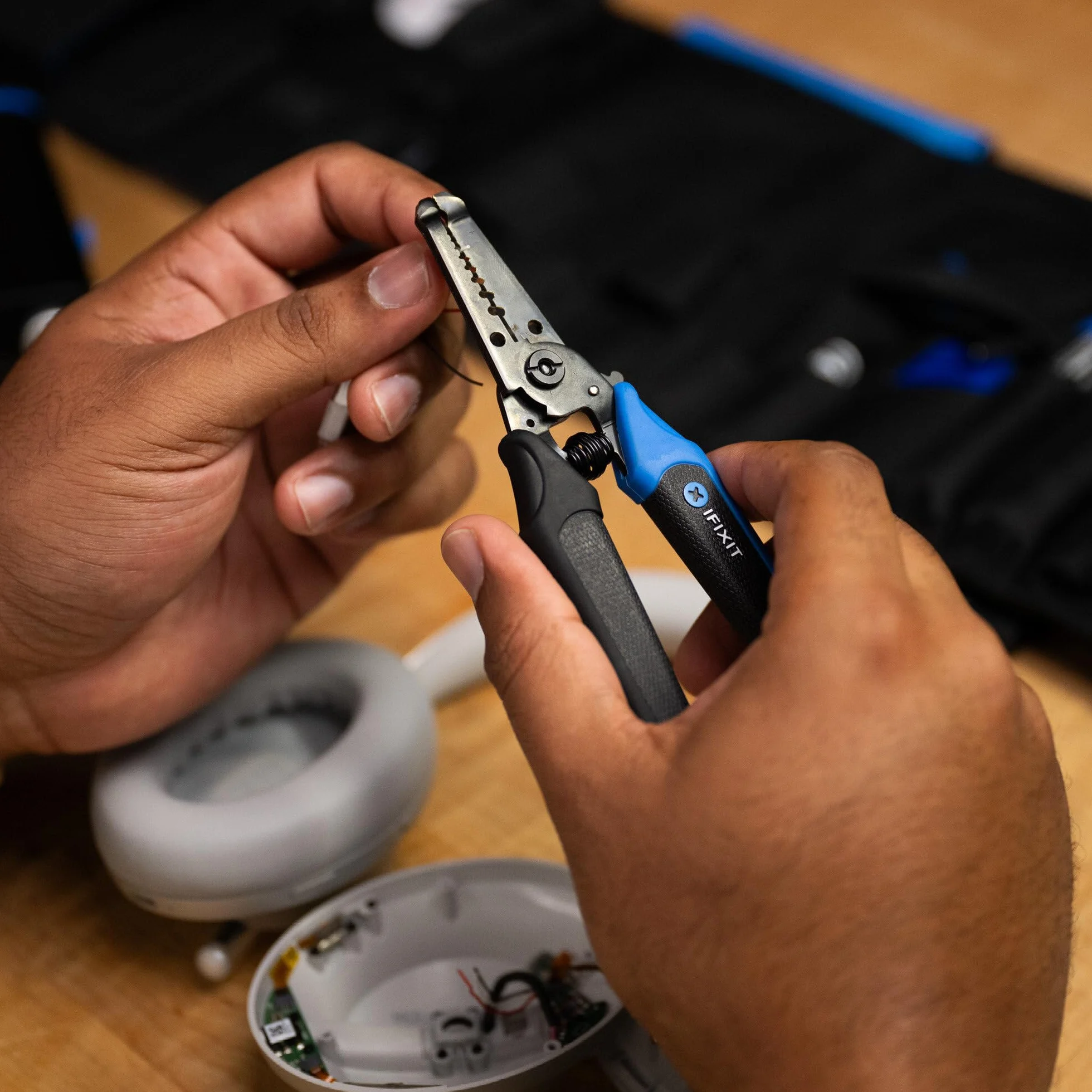 Zestaw 3 szczypiec iFixit Mandible – szczypce do przecinania przewodów, szczypce do zdejmowania izolacji, szczypce igłowe do lutowania (naprawy) elektroniki
