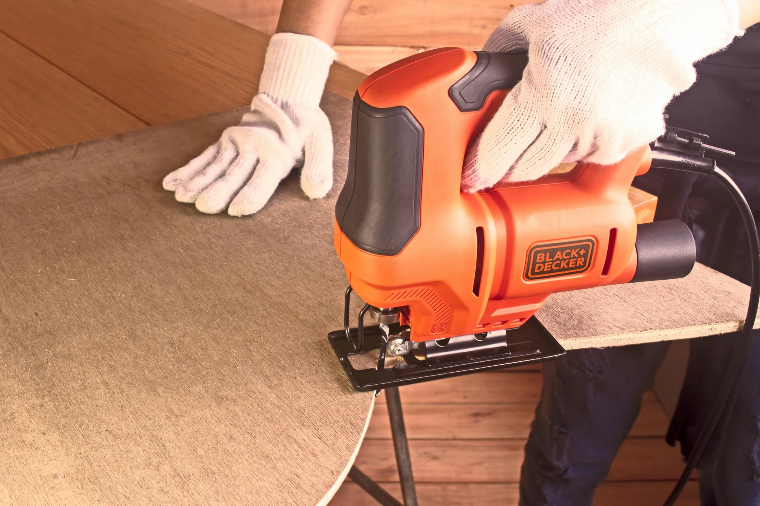 BLACK+DECKER Wyrzynarka 400W, kompaktowa i ergonomiczna konstrukcja, beznarzędziowa wymiana ostrza, cięcie skosem 0-45º, przyjmuje ostrza typu "T", prędkość 0-3 000 cpm - BES603-QS