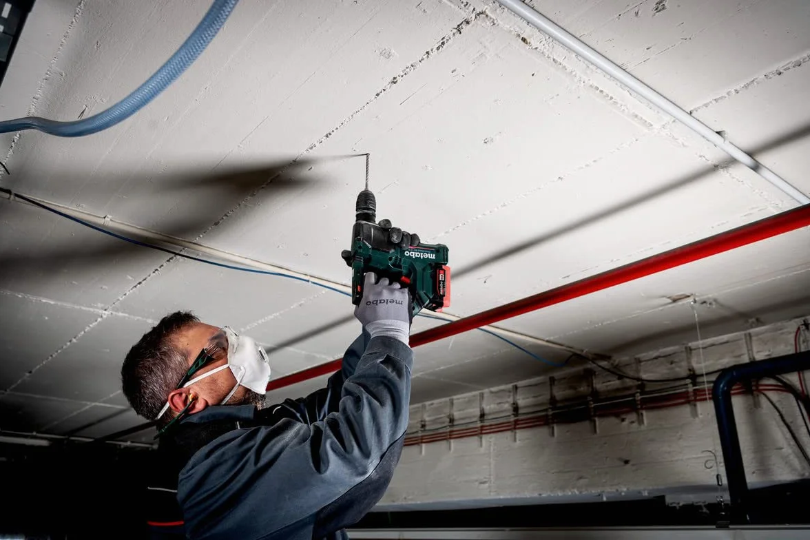 Metabo 600207800 młotek akumulatorowy z meta Box (z 2 akumulatorami 4,0 Ah, 12 V, ze światłem LED, 12 V, wiercenie udarowe + wiercenie, z wyłącznikiem bezpieczeństwa)