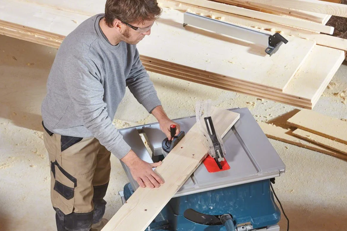 Bosch Professional: piła stołowa GTS 635-216 (1 600 W, średnica tarczy pilarskiej 216 mm, prędkość obrotowa bez obciążenia 5 500 obr./min, 1 tarcza pilarska)