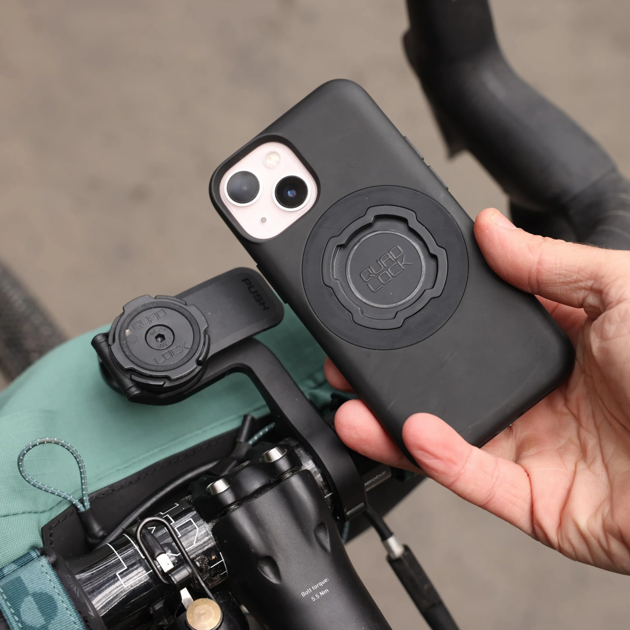 QUAD LOCK Uchwyt na telefon Pro (V2) na kierownicę do iPhone Galaxy Pixel
