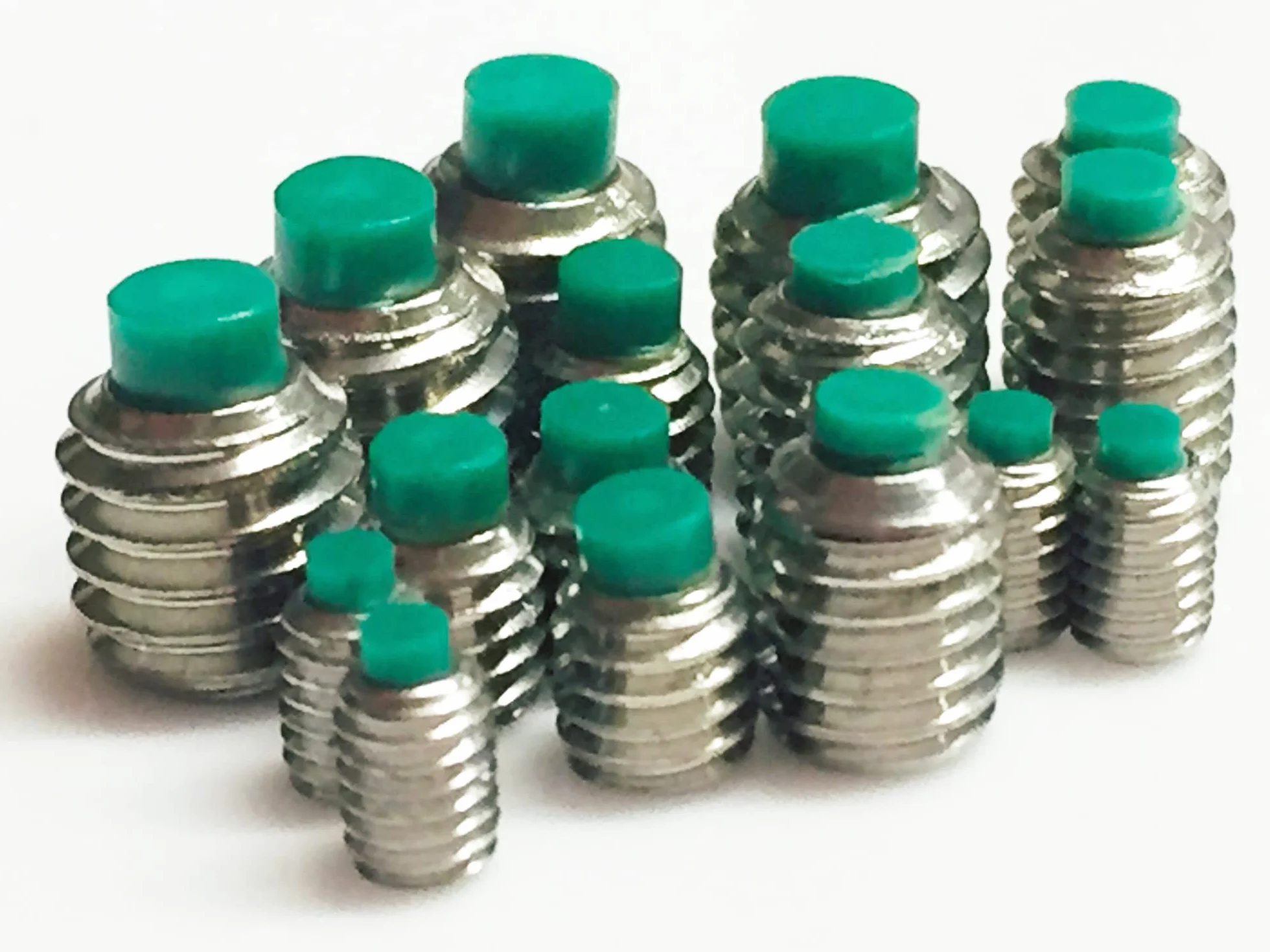 Śruby z nylonową końcówką wykonane są ze stali nierdzewnej 304 A2, z samoprzylepnym wykończeniem M3 x 5 mm, M4 x 5 mm, M5 x 7 mm, M6 x 7,5 mm (opakowanie 16) (M5 x 7 mm)