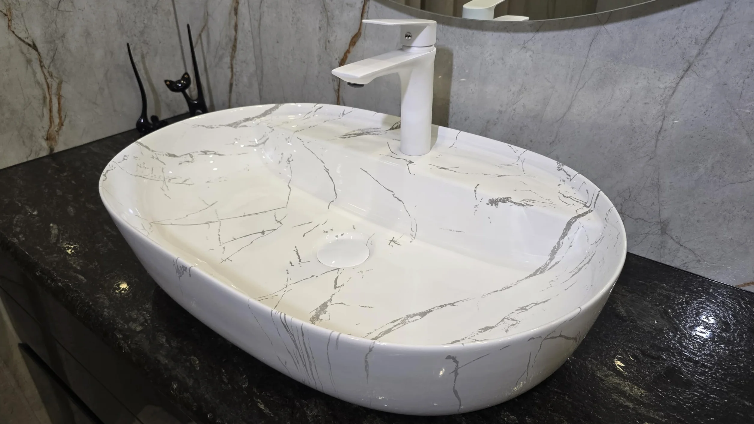 Umywalka owalna ceramiczna - 60 x 40 x 13 cm - nablatowa biały/marmur i WC dla gości - do rąk