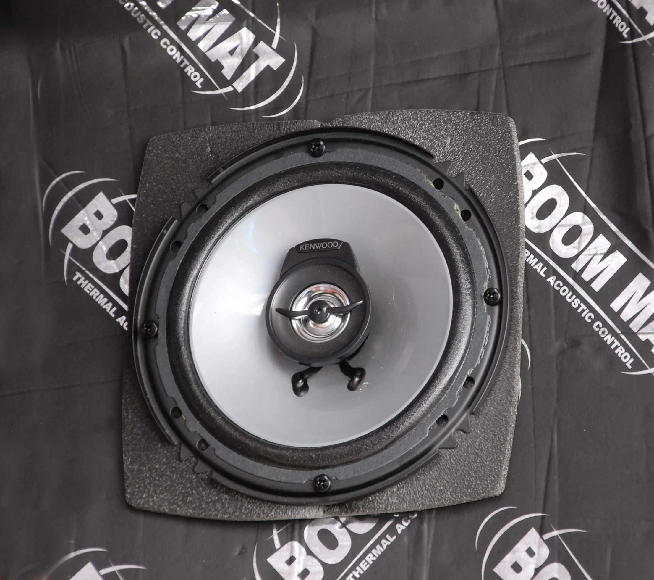 Design Engineering DEI 050310 mata wysięgnikowa przegrody głośnikowe 10 cm okrągła 2 sztuki