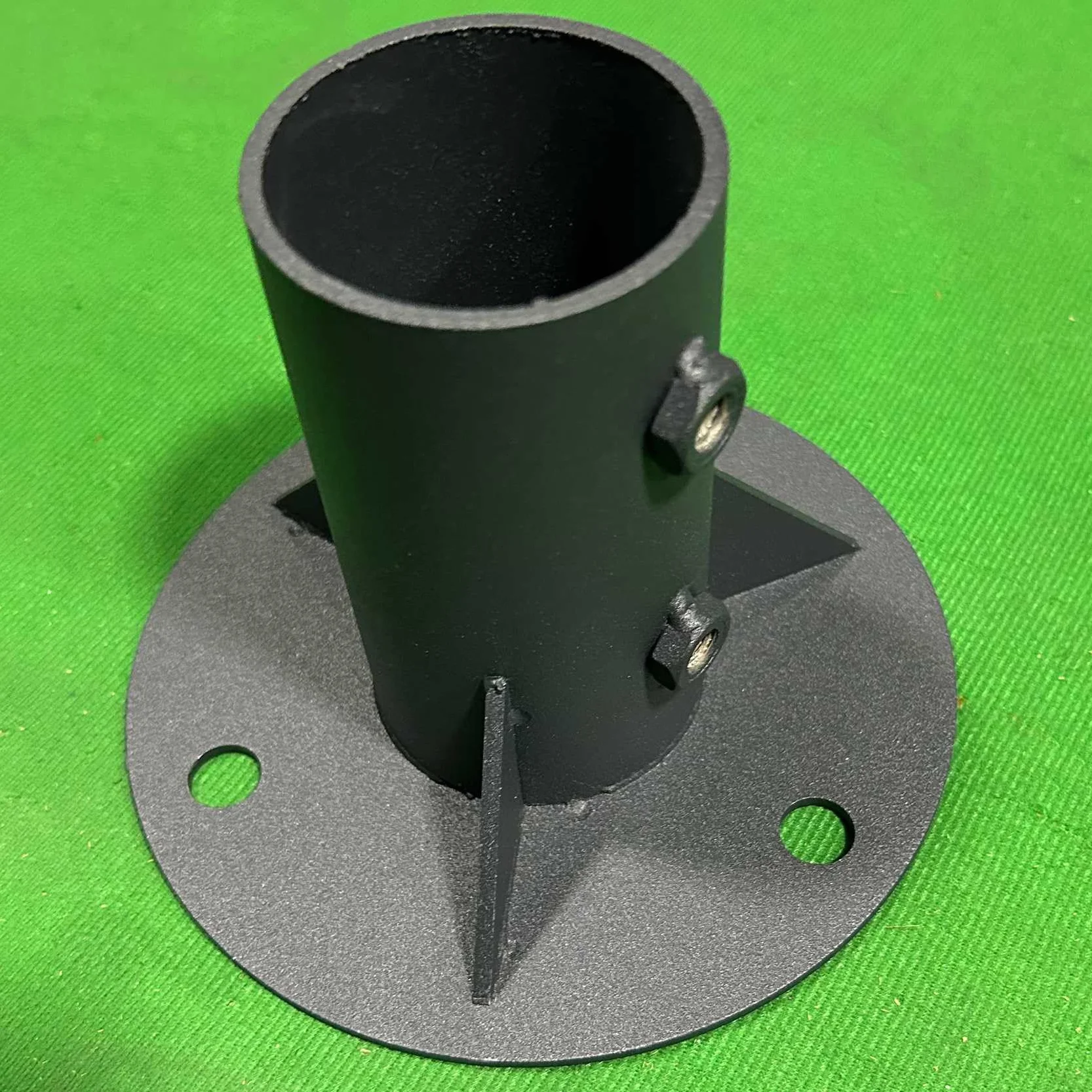 Słupek ogrodzeniowy z ogniwami łańcucha z uchwytem podłogowym – metalowe akcesoria do skrzynki pocztowej do ogrodzenia ogniw łańcucha 52 mm, idealne do bezpiecznych i stabilnych instalacji
