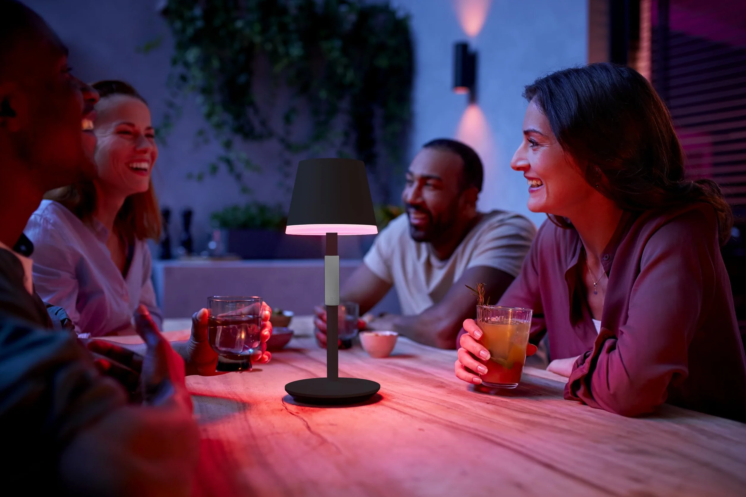 Philips Hue White And Color Ambiance Lampa Stołowa Go (czarna), Lampka Smart LED z Paletą 16 mln Kolorów i Możliwością Ściemniania, Inteligentne Oświetlenie Sterowane Aplikacją