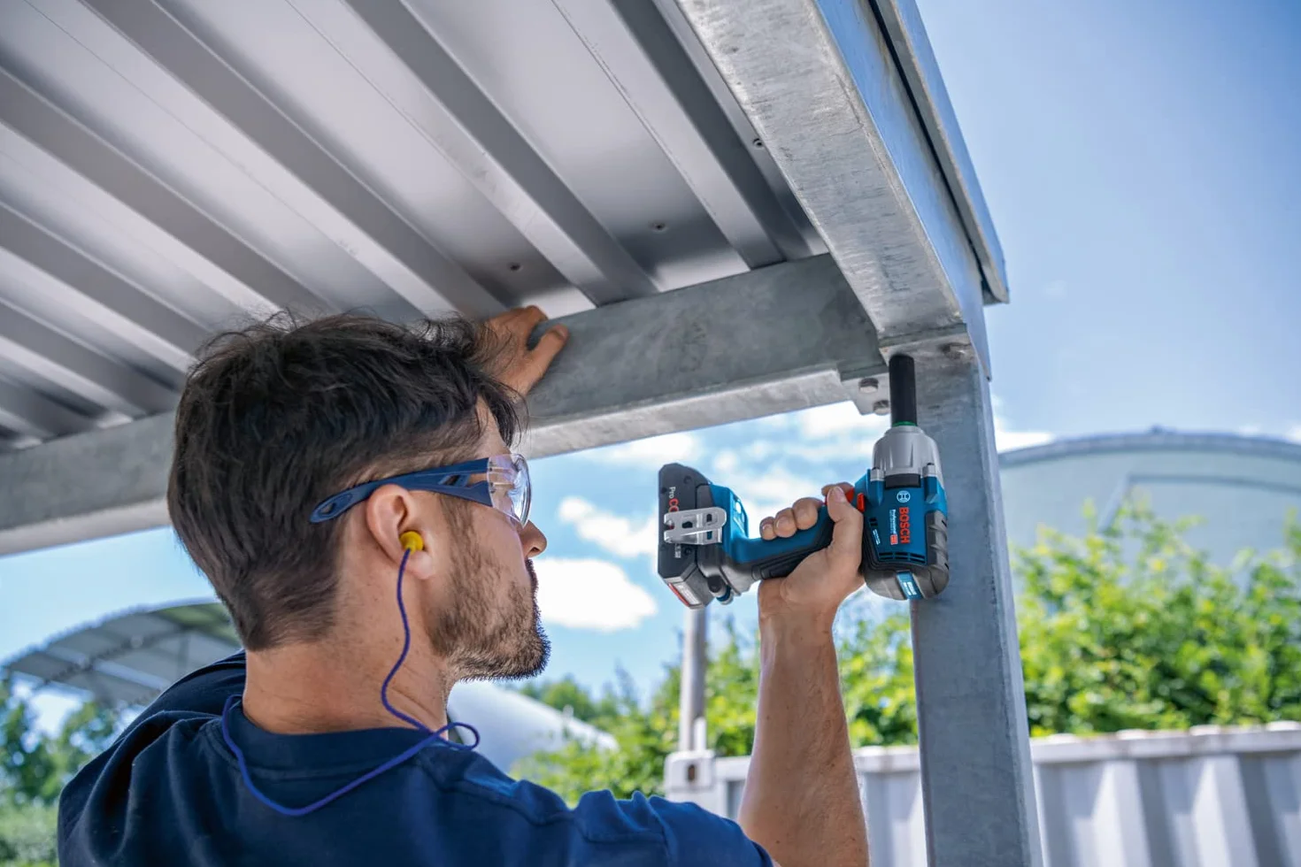 Bosch Professional system 18V: akumulatorowy klucz udarowy GDS 18V-450 PC (2 akumulatory ProCORE 18V 4.0Ah, szybka ładowarka GAL 18V-40, walizka L-BOXX, moduł Bluetooth)