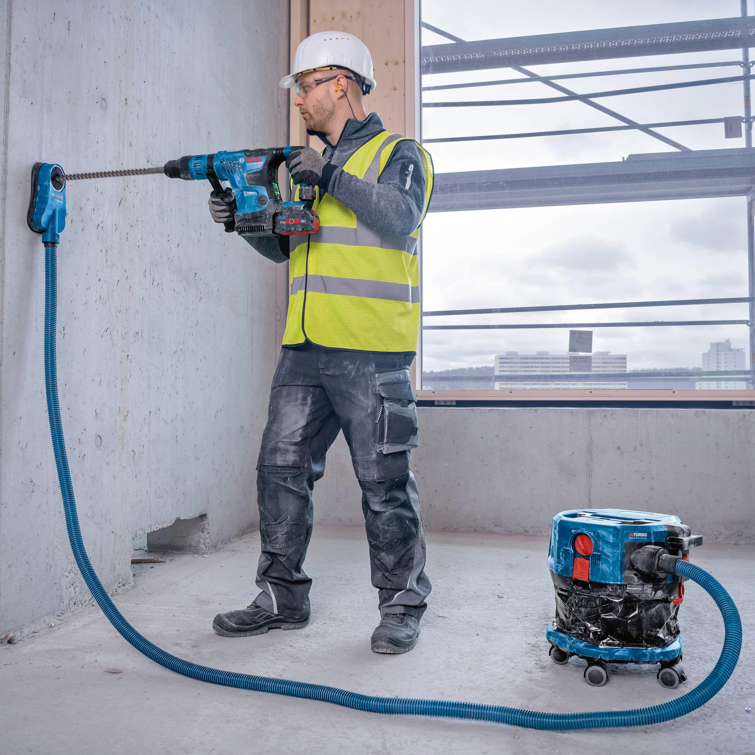 Bosch Professional System 18 V bezprzewodowy odpylacz GAS 18V-12 MC (ochrona przed kurzem klasy M, filtr HEPA, w tym GCT 30-42, 3 x elastyczna gumka, wiele akcesoriów)