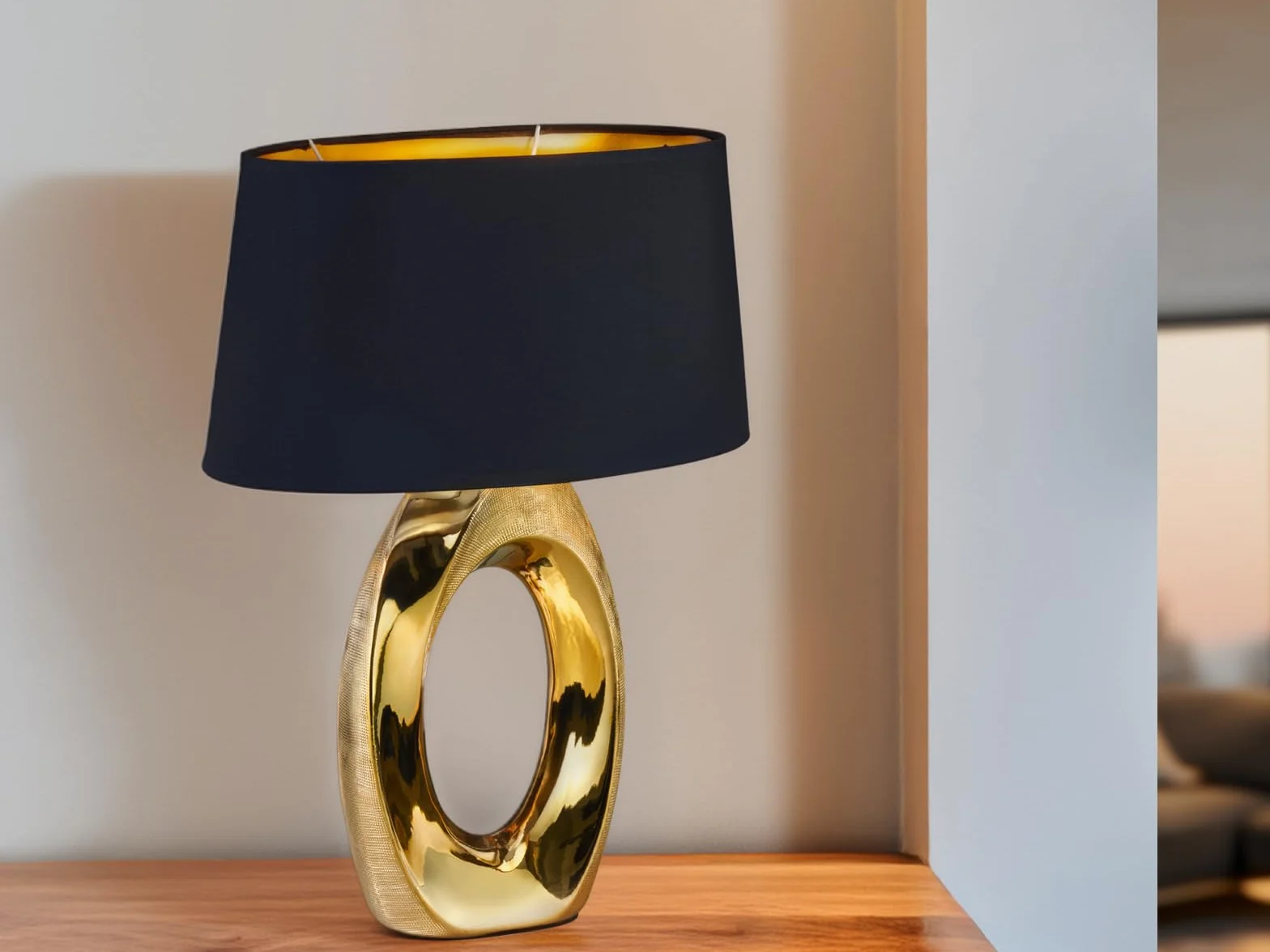 Duża lampa stołowa LED 1 źródło światła podstawa ceramiczna w kolorze złotym z abażurem z materiału w kolorze czarnym wysokość 52 cm