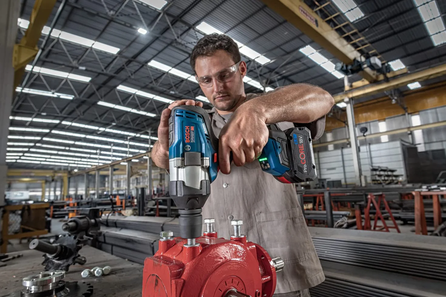 Bosch Professional system 18V: akumulatorowy klucz udarowy BITURBO GDS 18V-1050 H (maksymalny moment obrotowy 1 050 Nm, moment zrywający 1 700 Nm)