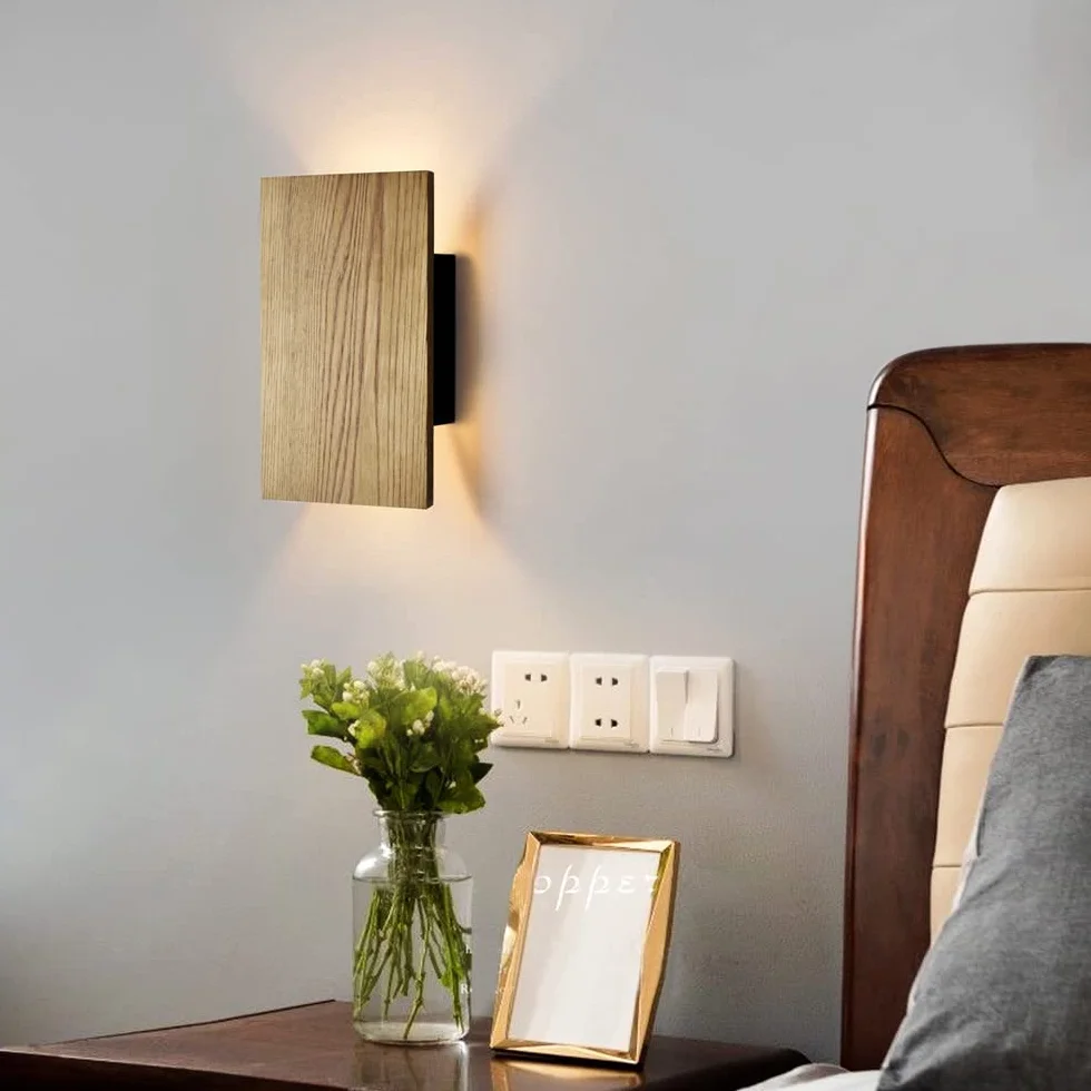 Kinkiety do salonu z wyłącznikiem, lampa naścienna z naturalnego drewna w nowoczesnym designie, vintage kinkiet LED w górę i w dół do sypialni, przedpokoju, hotelu, retro lampka nocna ciepła