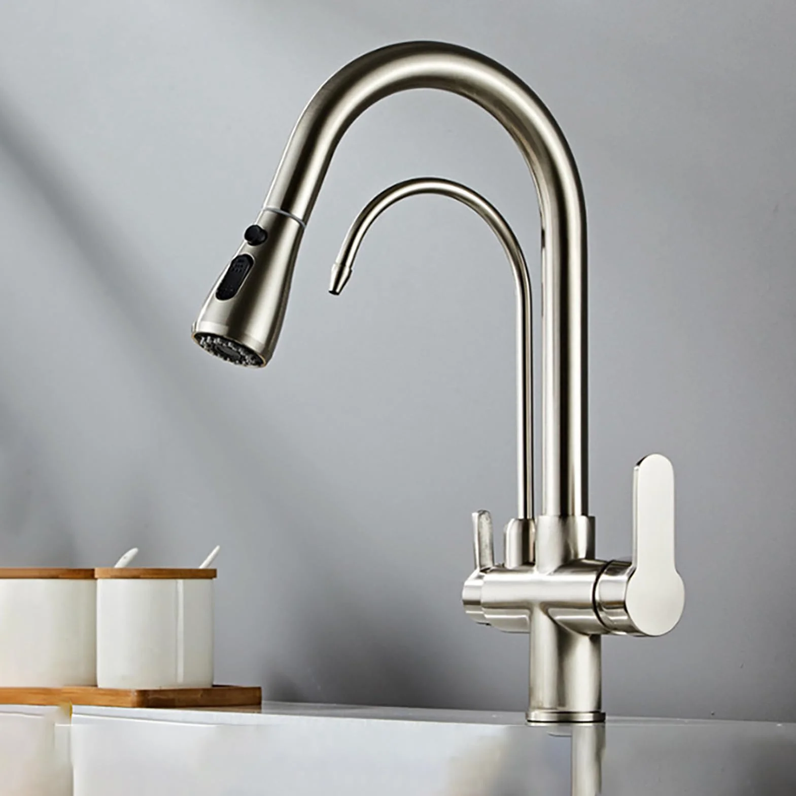 Bateria kuchenna z wyciąganą głowicą prysznicową i podwójnym uchwytem, wyposażona w filtr wody dla łatwej obsługi. Elegancki design do użytku z filtrowaną wodą i