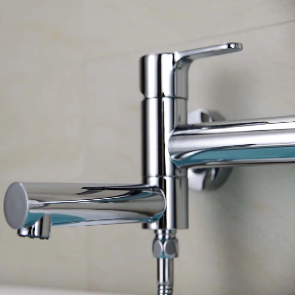 Bateria wannowa z prysznicem, montowany na ścianie system prysznicowy z wodospadem, osadzony w ściennych bateriach wannowych Mosiężne baterie do zlewu łazienkowego z główką prysznicową i zestawem węży