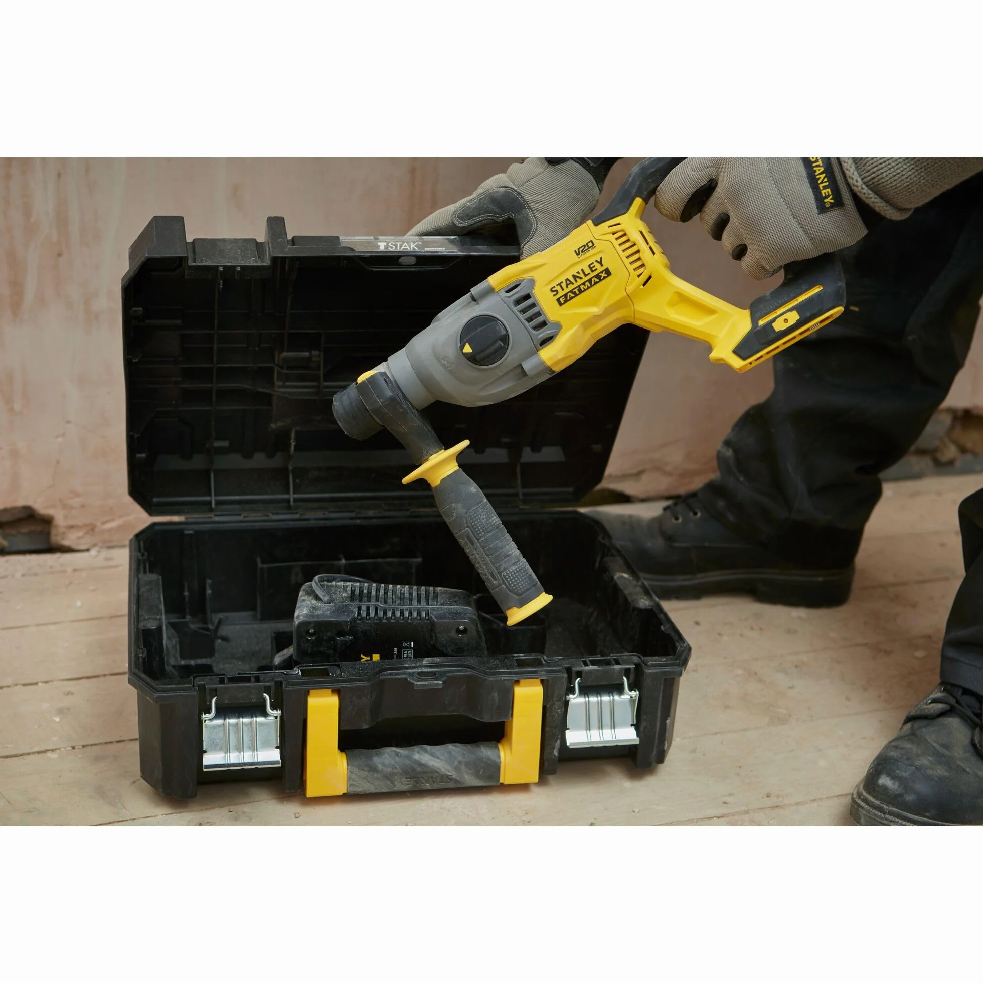 STANLEY FATMAX, Bezszczotkowa młotowiertarka udarowa SDS Plus 18V V20 z dwoma akumulatorami 4,0 Ah i kufer, SFMCH900M22-QW