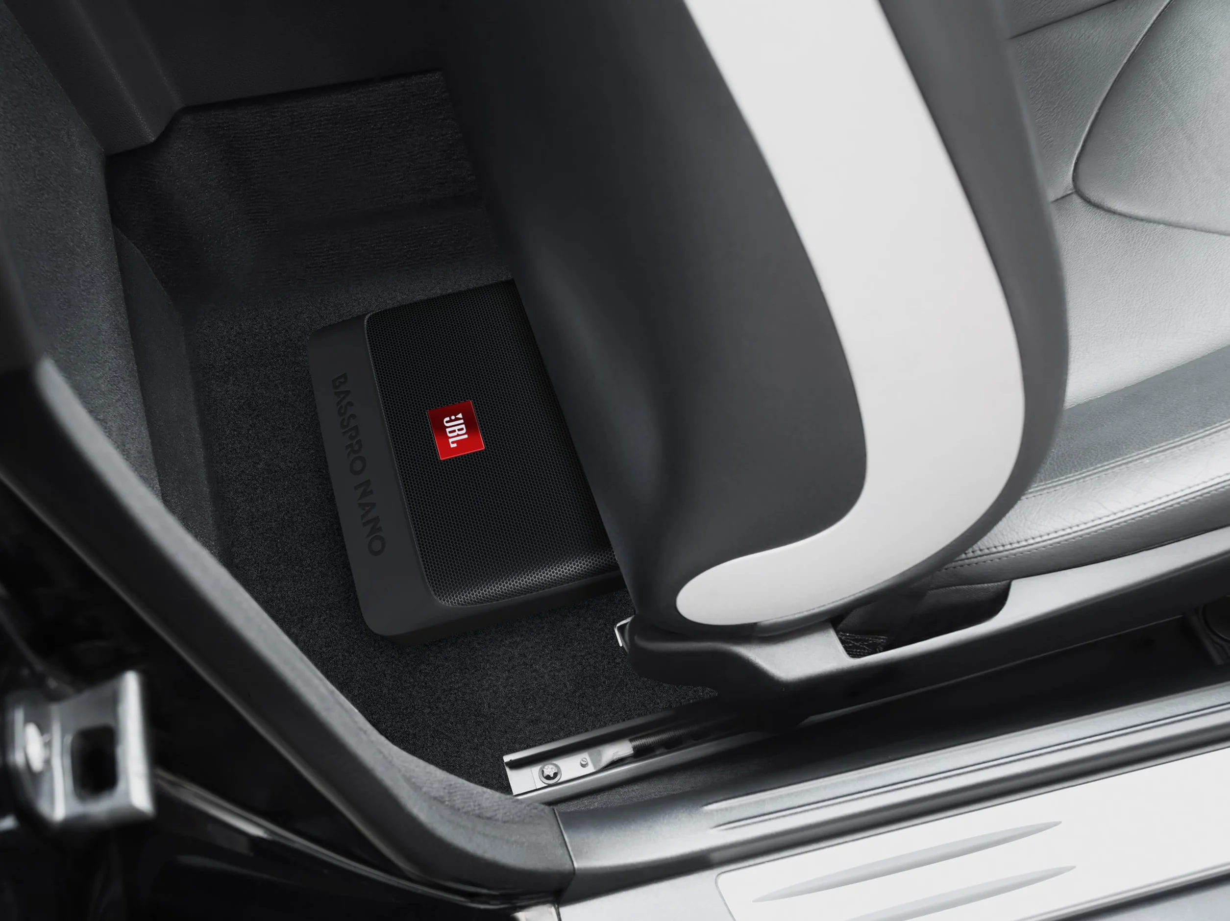 JBL BassPro Nano ultra kompaktowy, aktywny subwoofer pod siedzenie, zestaw do samochodu, 15 x 20 cm, 200 W,