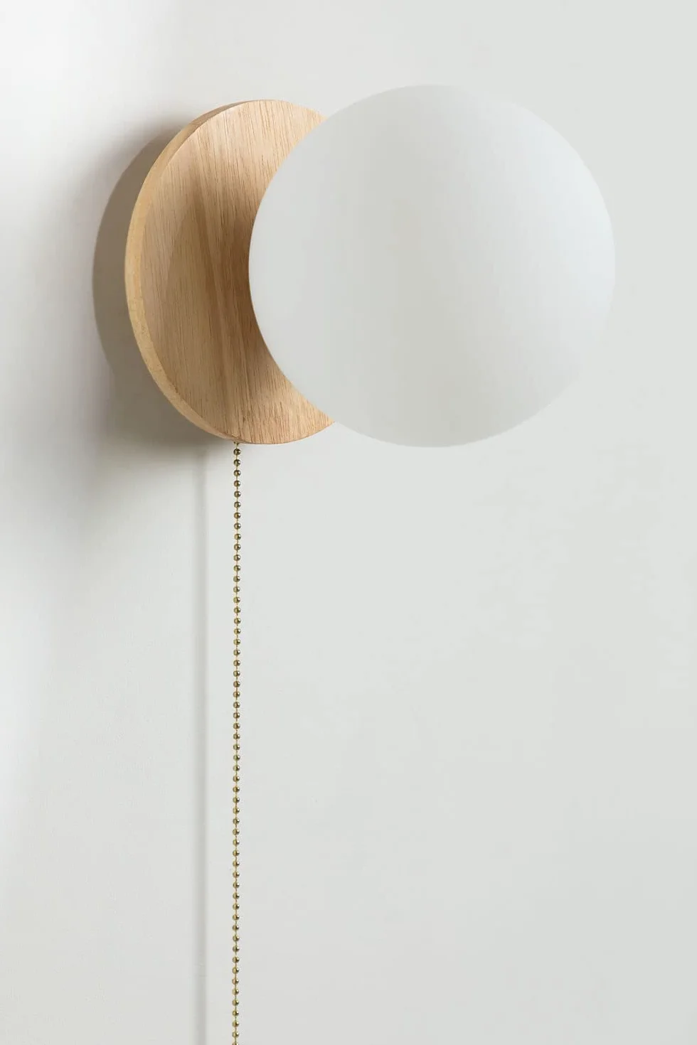 SKLUM Lampa ścienna z drewna dębowego ze szklaną kulą Kamp
