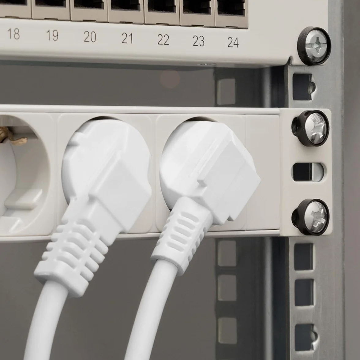 LogiLink PDU9C04-19 listwa zasilająca 9-rzędowa przesunięcie 45° IP20