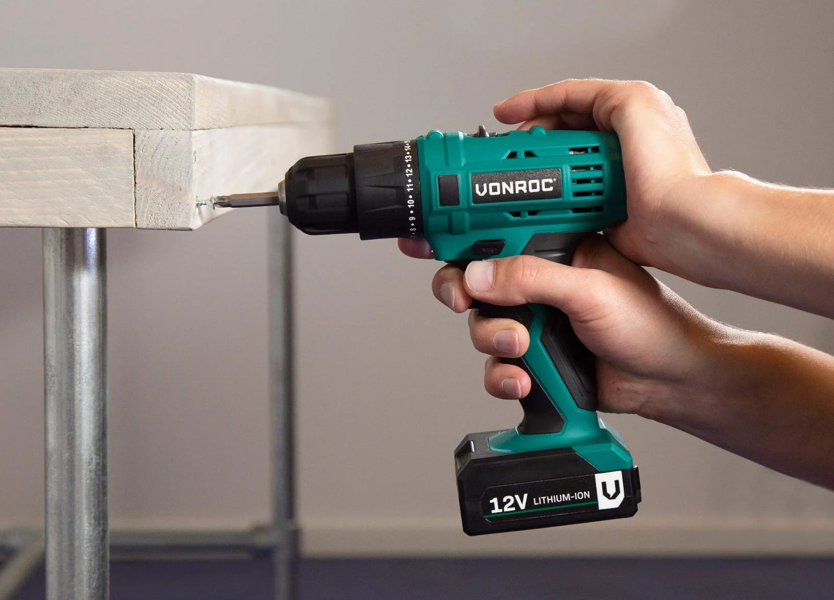 VONROC Akumulatorowa wiertarka 12 V – Li-Ion – w zestawie ze stabilną walizką aluminiową z 46 akcesoriami, akumulatorem i ładowarką