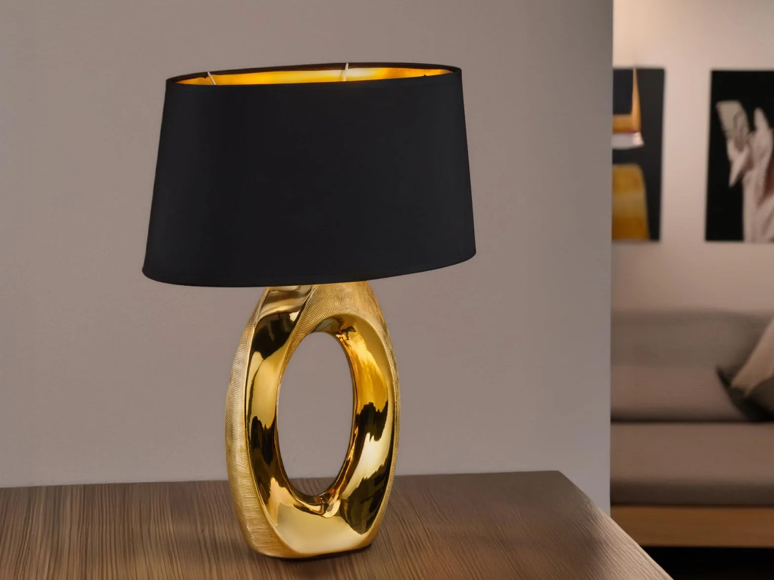 Duża lampa stołowa LED 1 źródło światła podstawa ceramiczna w kolorze złotym z abażurem z materiału w kolorze czarnym wysokość 52 cm