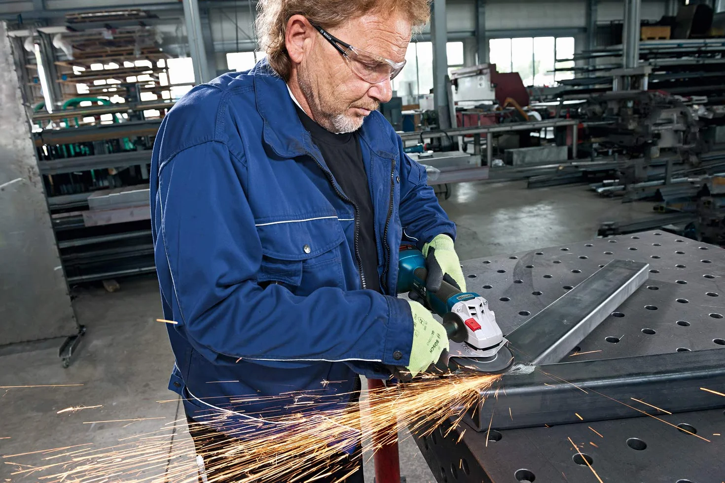 Bosch Professional system 18V: akumulatorowa szlifierka kątowa GWS 18V-10 (średnica tarczy 125 mm, kołnierz mocujący, nakrętka mocująca, osłona)