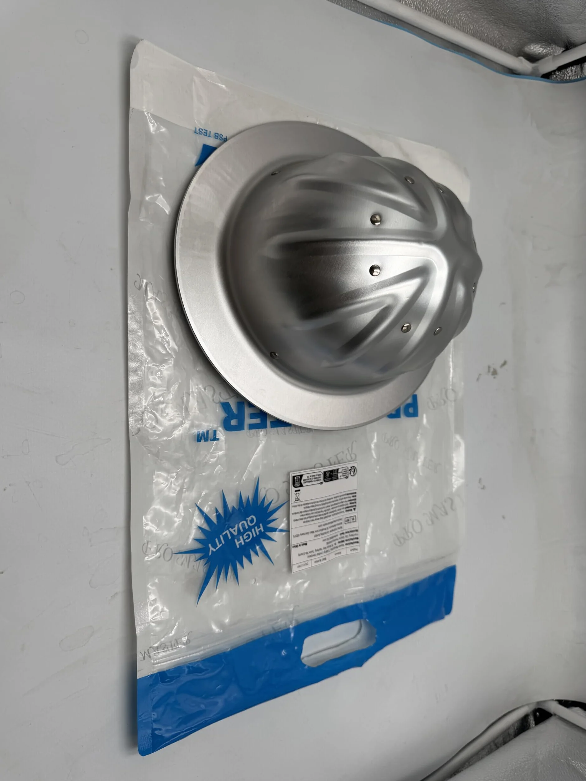 Aluminiowe twarde czapki ochronne kask pełne rondo z zawieszeniami z grzechotką srebrna czapka bezpieczeństwa jeden rozmiar kask pasuje do większości