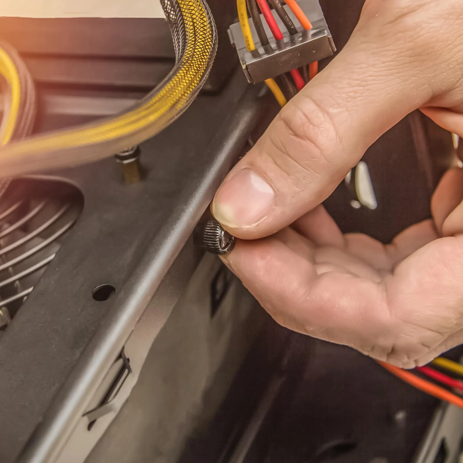 YOKIVE 100 szt. śrub dystansowych M2.5, mosiężne sześciokątne uchwyty do PCB, utrzymują stałą wysokość, idealne do płyty głównej (złoty odcień, 5 mm + 5 mm)