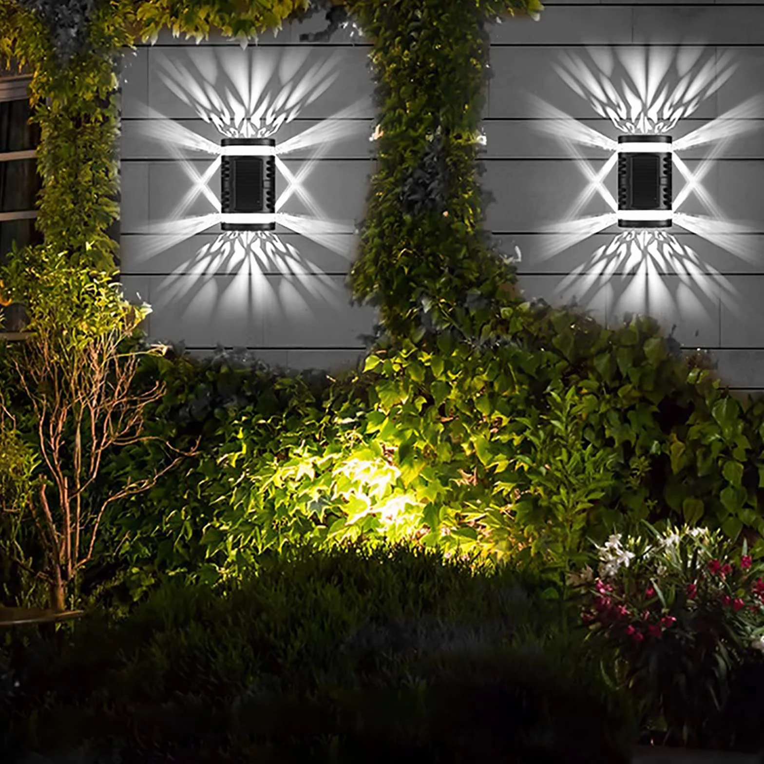 Lampy solarne na zewnątrz, KINGCOO wodoodporne w górę i w dół, 2 diody LED, wydrążone, zasilane energią słoneczną, dekoracyjne lampy ścienne do ogrodu, ogrodzenia, podwórka, oświetlenia ścieżki drzwi wejściowych, 4 szt., białe