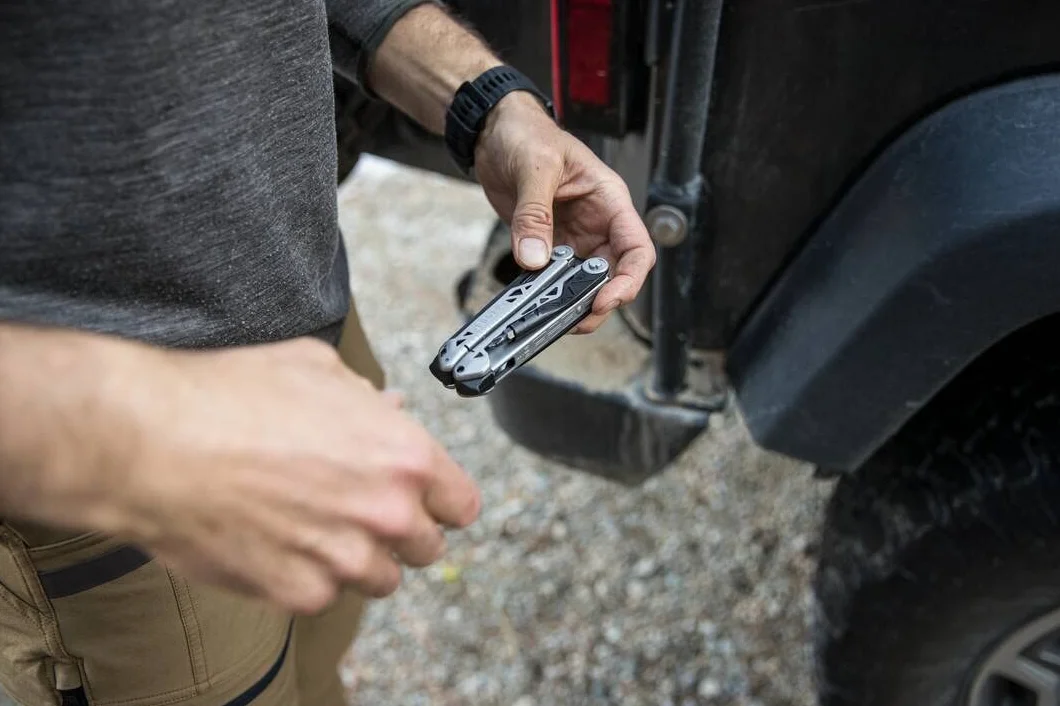Gerber Narzędzie wielofunkcyjne z 12 funkcjami, Dual Force, Kabura w zestawie, Otwieranie jedną ręką i blokada ramy, Długość całkowita: 12 cm, 30-001613 | Srebrny, 30-001613