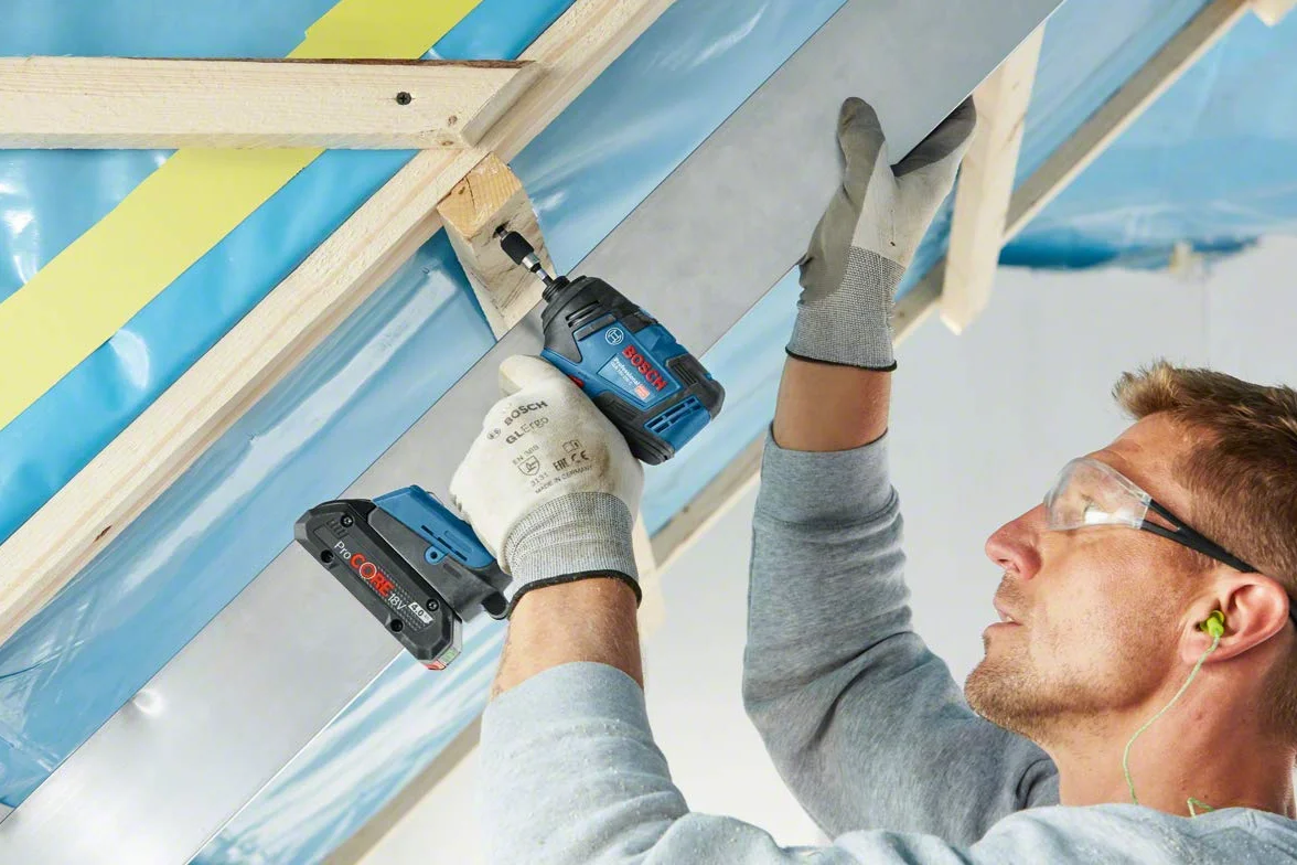 Bosch Professional system 18V: akumulatorowy klucz udarowy GDR 18V-200 (2 akumulatory GBA 18V 4.0Ah, szybka ładowarka GAL 18V-40, walizka L-Case)