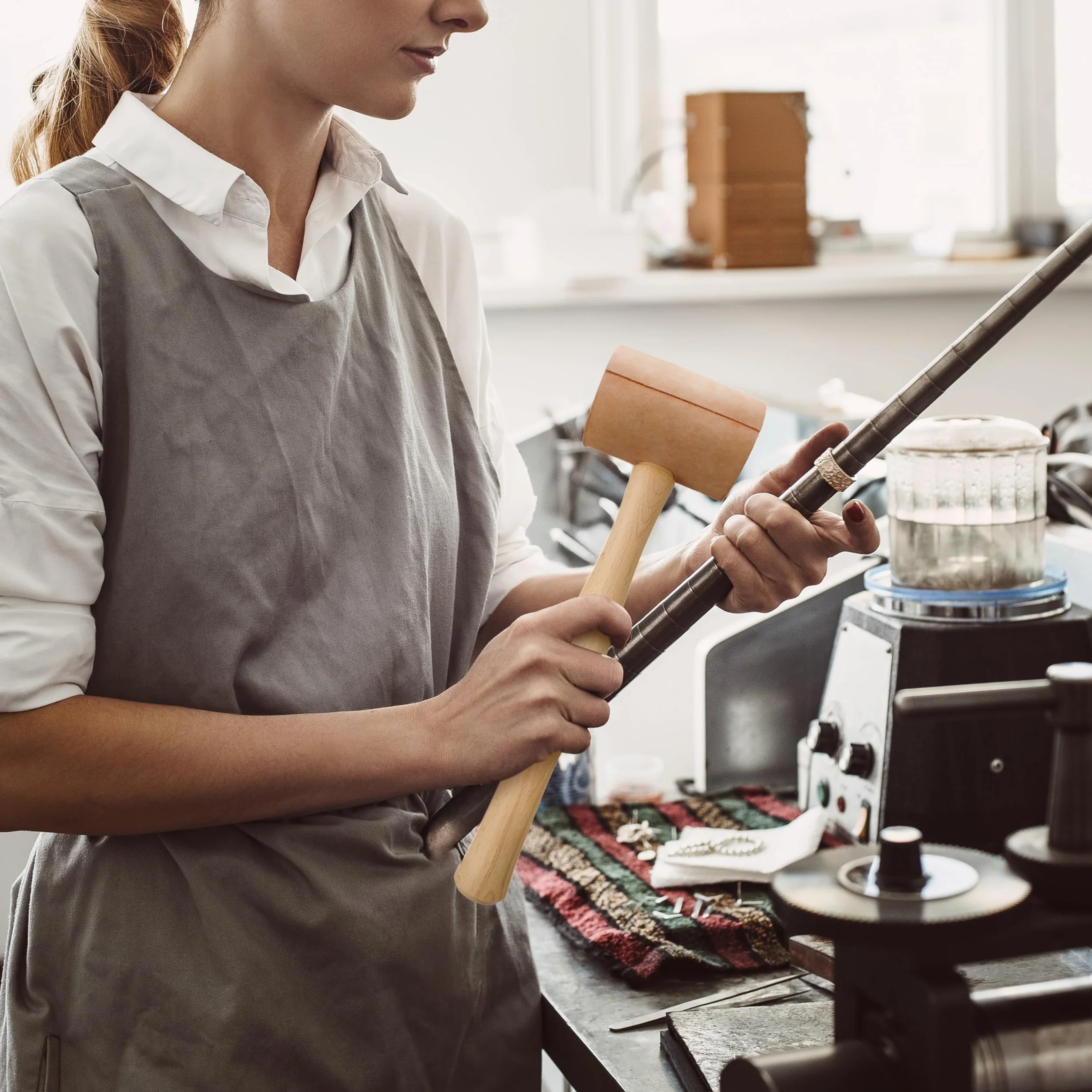 The Beadsmith Młotek do surowej skóry – 100% naturalne narzędzie rzemieślnicze z głową surowej skóry o średnicy 5 cm i uchwytem hikory, zapobiega marszczeniu i zadrapaniom metalu, nadaje się do