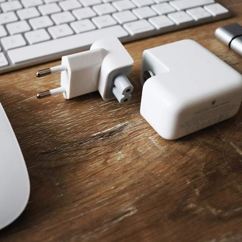 aiino Wtyczka UE do zasilacza Apple - wtyczka zamienna do MacBook, iPada, ładowarki iPhone - zabezpieczenie przed zwarciem - tworzywo sztuczne zmniejszające palność, kolor biały