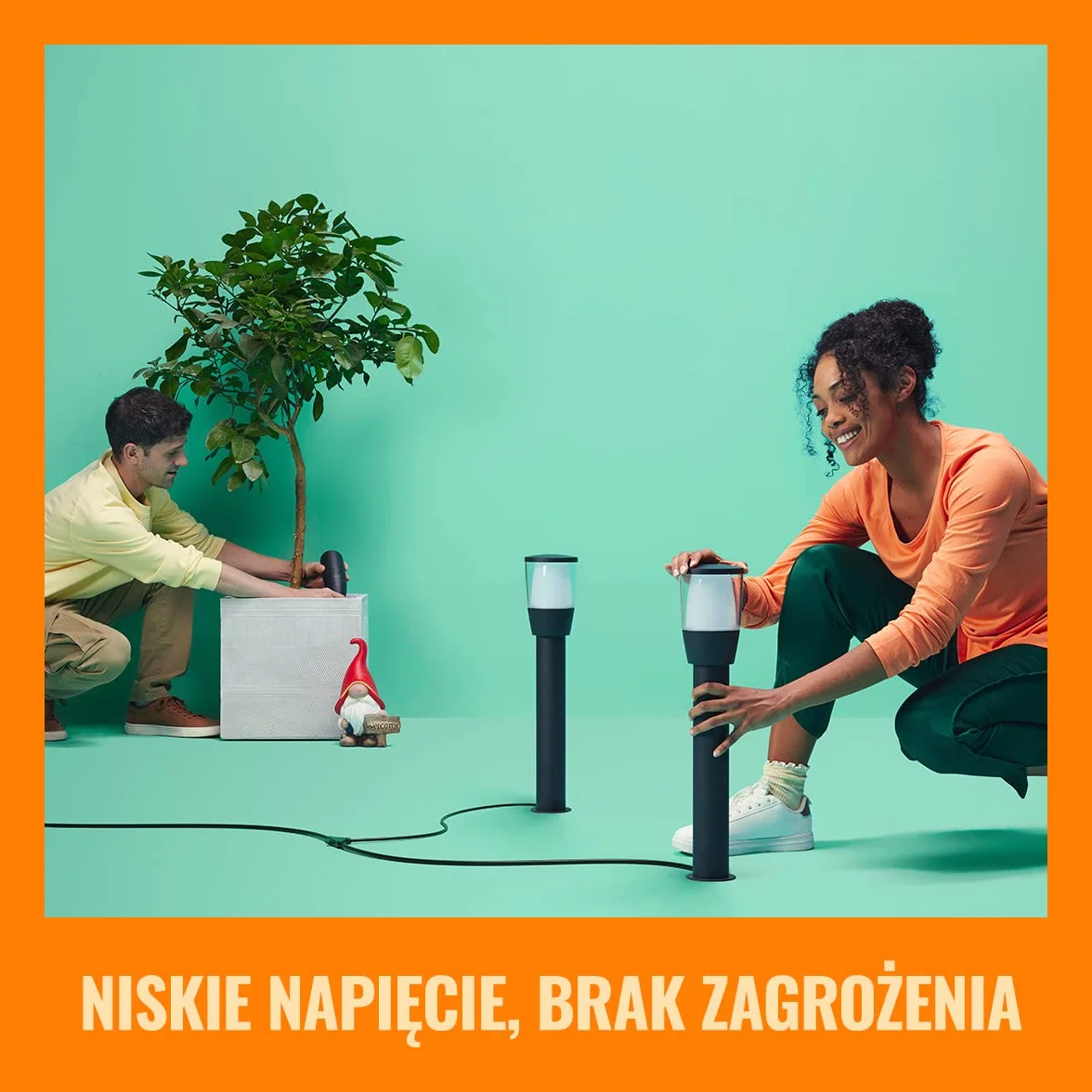 Philips Inteligentny Reflektor Ogrodowy, Zestaw Startowy z Zasilaczem, Wi-Fi, Bluetooth, Wiele Odcieni Bieli, Szeroka Paleta Kolorów, Sterowanie Aplikacją