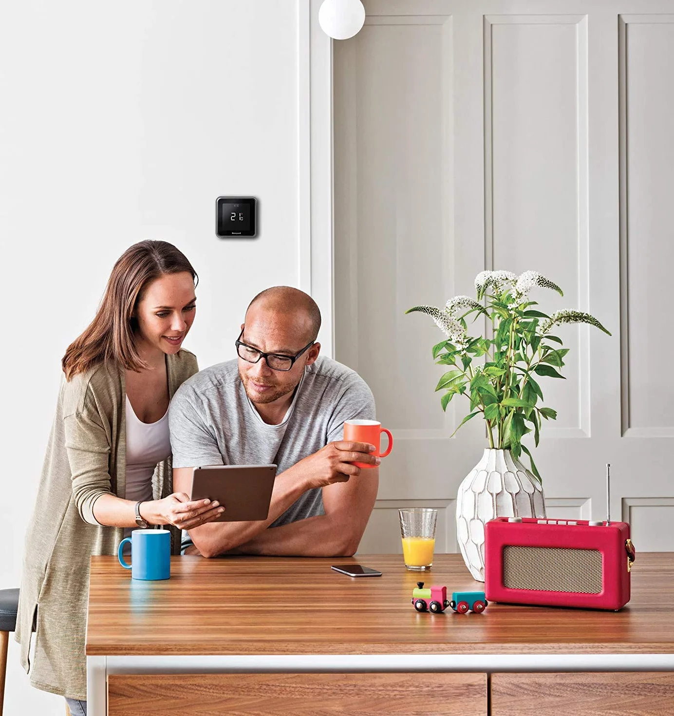 Honeywell Home Y6R910WF6068 Blanc T6 inteligentny termostat WiFi, połączenie z aplikacją dla większej oszczędności i wydajności. Kompatybilny z Apple HomeKit, Google Home, Amazon Alexa i IFTTT, biały, 103 x 103 mm