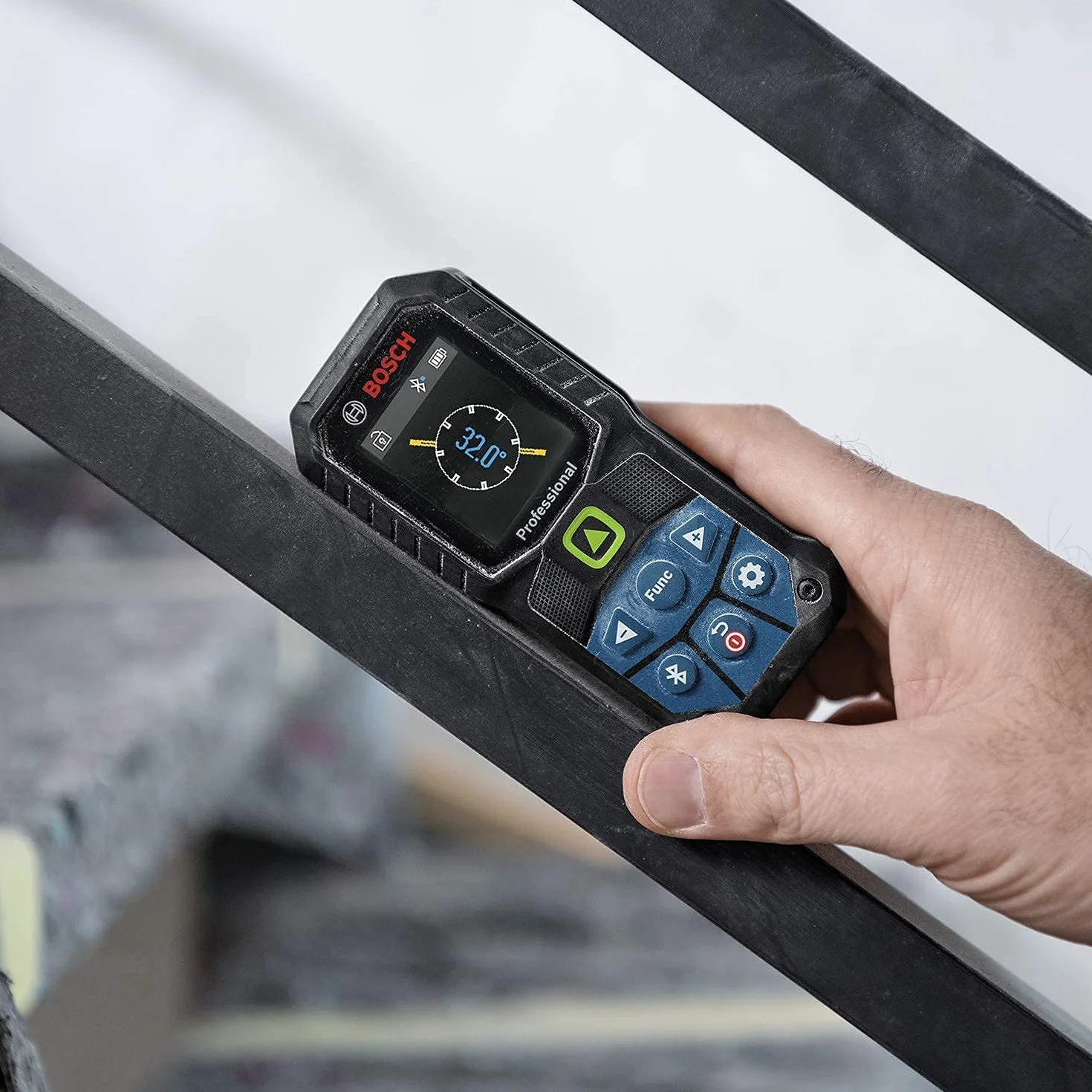 Bosch Professional Dalmierz laserowy GLM 50-27 CG + zaczep do paska (zielona wiązka, zasięg: do 50 m, wytrzymały, IP65, Bluetooth, 2 baterie AA, uchwyt na rękę, pokrowiec) – Amazon Exclusive Set