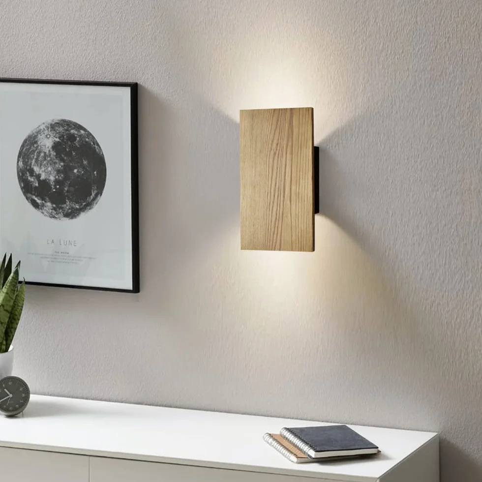 Kinkiety do salonu z wyłącznikiem, lampa naścienna z naturalnego drewna w nowoczesnym designie, vintage kinkiet LED w górę i w dół do sypialni, przedpokoju, hotelu, retro lampka nocna ciepła