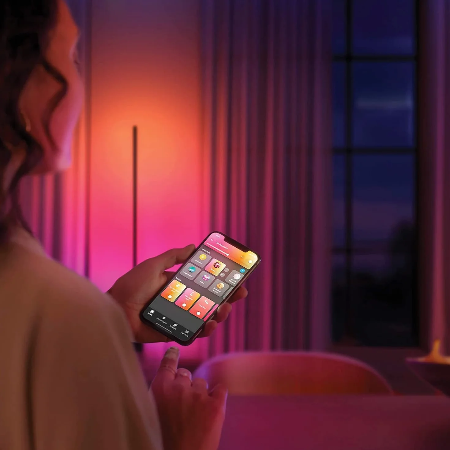 Philips Hue Lampa White and Color Ambiance Signe Gradient (czarna), Lampa Stojąca z Paletą 16 mln Kolorów i Możliwością Ściemniania, Inteligentne Oświetlenie Smart LED