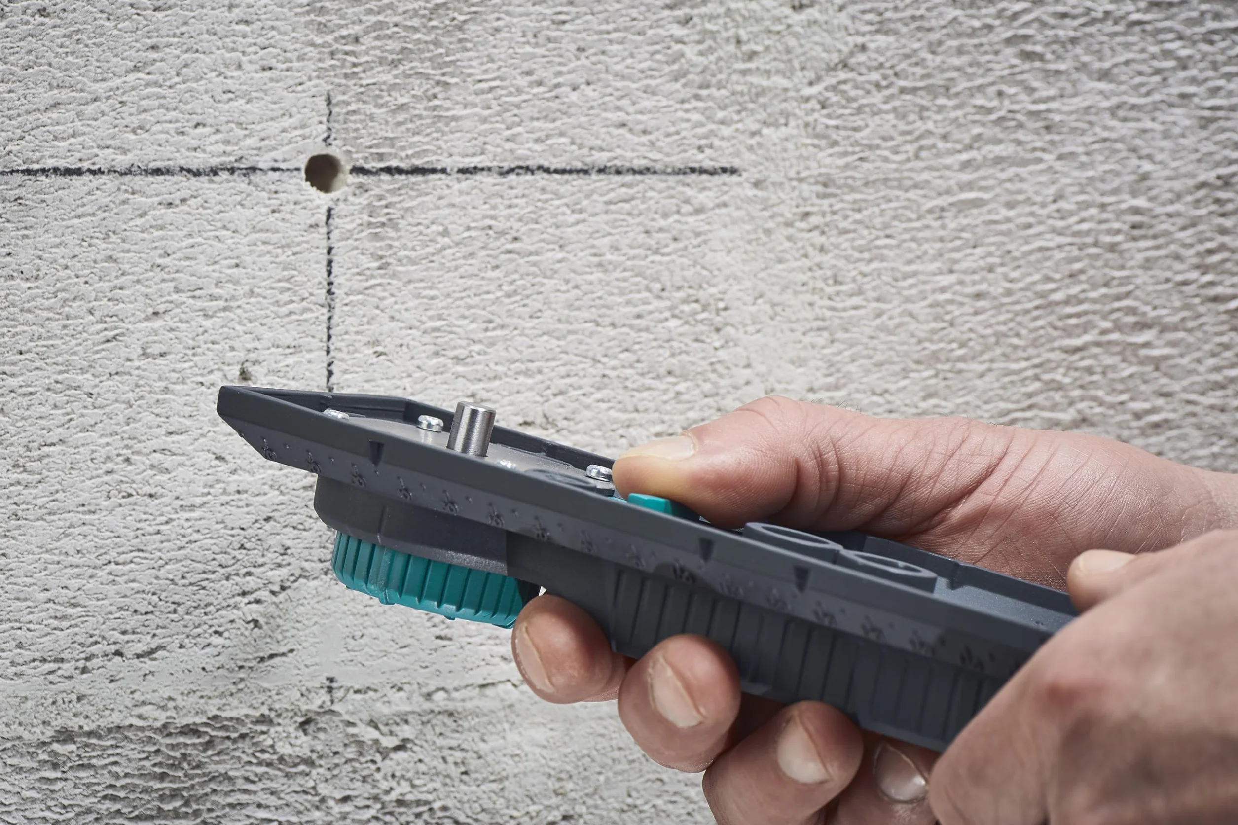 wolfcraft Drill-Jig "Elektro" I 5976000 I szablon do oznaczania, wyrównywania i wiercenia do instalacji przełączników i gniazd w murze