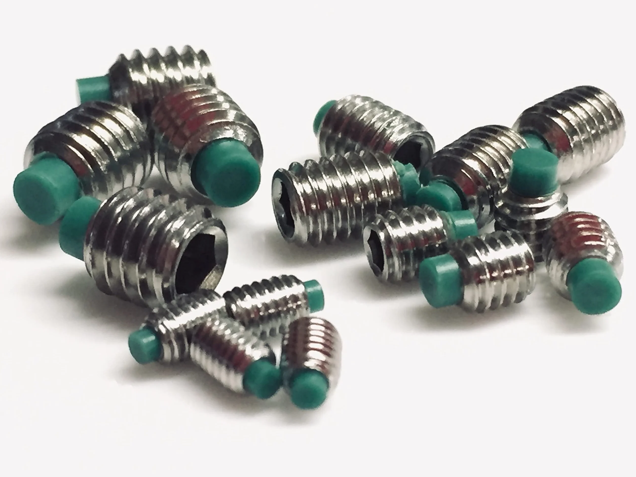 Śruby z nylonową końcówką wykonane są ze stali nierdzewnej 304 A2, z samoprzylepnym wykończeniem M3 x 5 mm, M4 x 5 mm, M5 x 7 mm, M6 x 7,5 mm (opakowanie 16) (M5 x 7 mm)