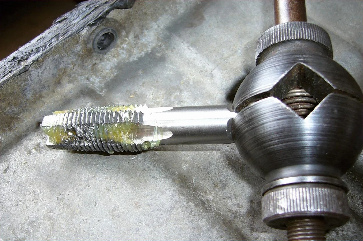 KS Tools 150.1450 Zestaw do naprawy gwintu misy olejowej,64-szt