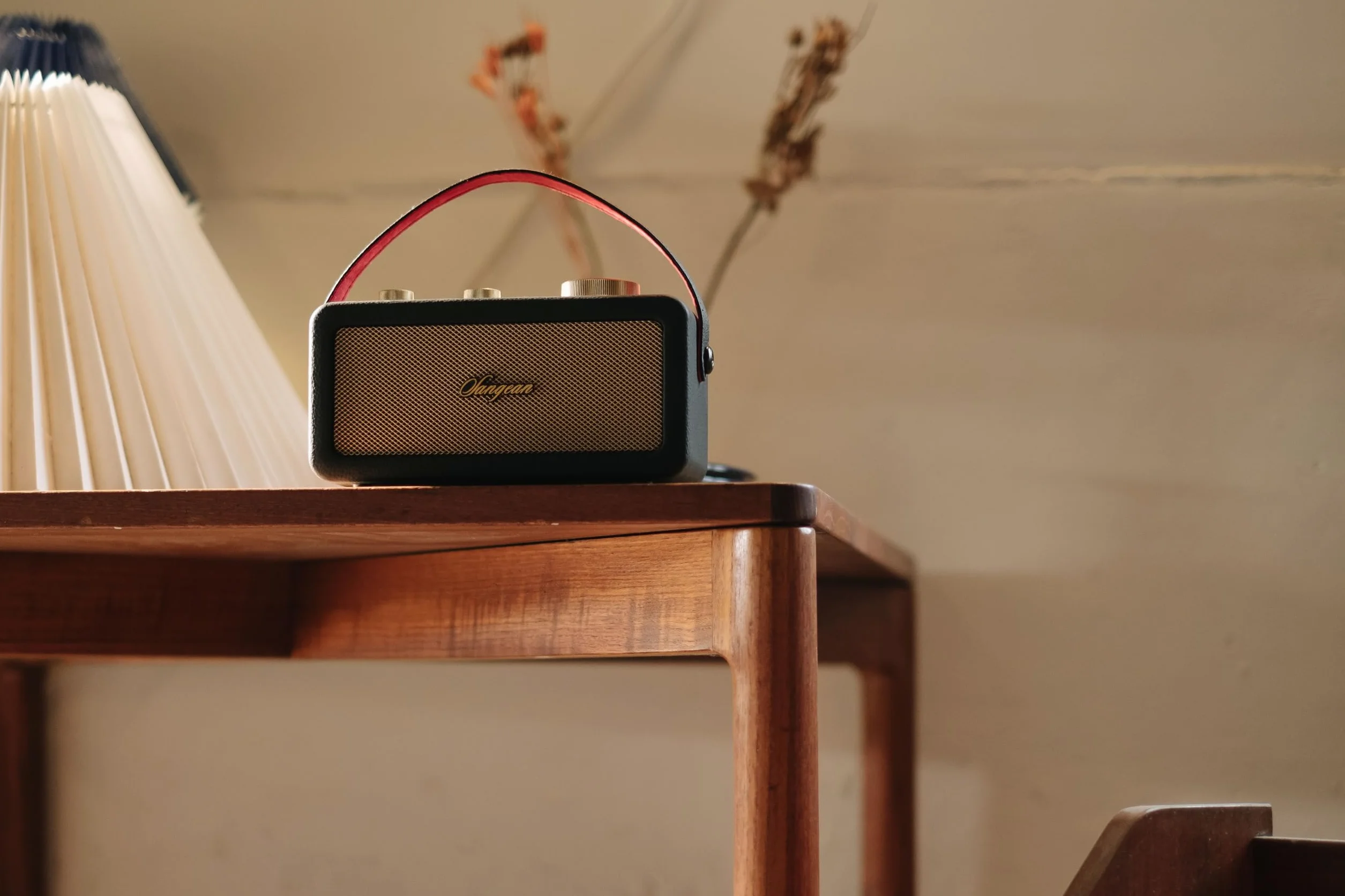 Sangean RA-101 Black Gold. Retro wzór drewna i skóry syntetycznej. Bluetooth 5.0. Autonomia 19 Godziny z pełnym obciążeniem. AUX-in dla zewnętrznych źródeł audio.