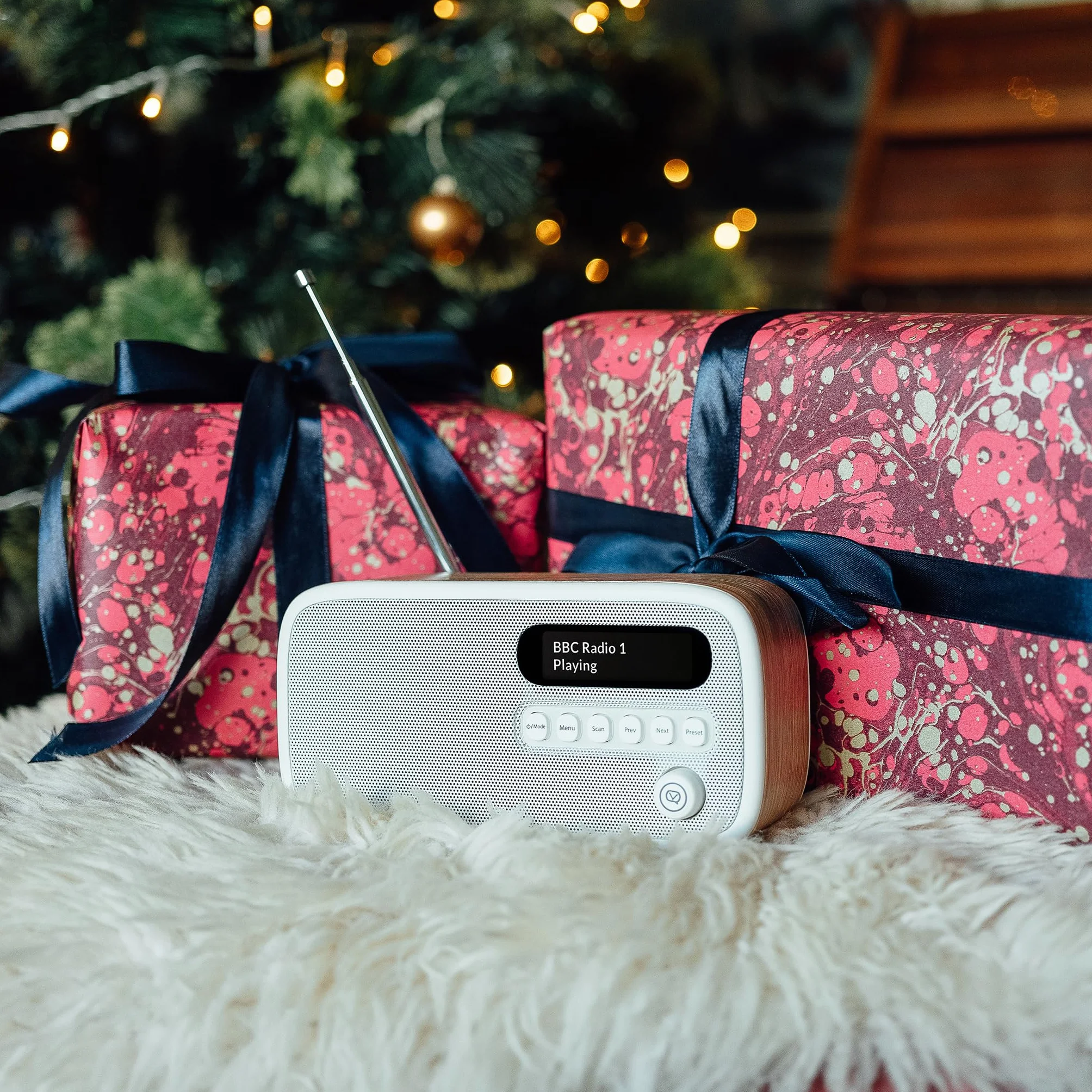 VQ Dexter Radio DAB Plus/DAB z FM, Głośniki Stereo 3W i Wyświetlacz LCD - Zasilane z Prądu i Baterii, Przenośne Radio z 60 Zapamiętanymi Stacjami, Anteną i Gniazdem Słuchawkowym - Dąb