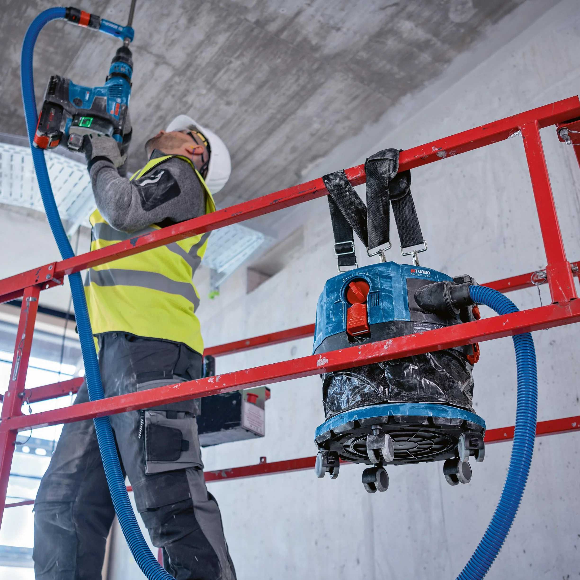 Bosch Professional System 18 V bezprzewodowy odpylacz GAS 18V-12 MC (ochrona przed kurzem klasy M, filtr HEPA, w tym GCT 30-42, 3 x elastyczna gumka, wiele akcesoriów)