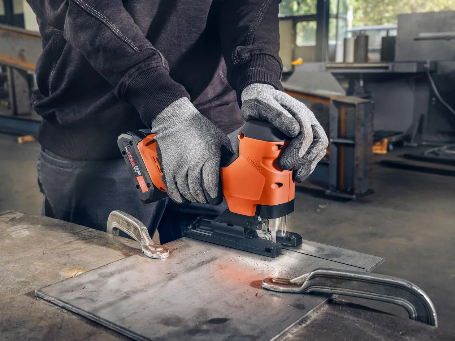 FEIN Akumulatorowa wyrzynarka do metalu i drewna 26 mm skok F-IRON Jig 26 AS Set 2 x 4 Ah. Wydajna wyrzynarka do metalu i drewna do precyzyjnych i zakrzywionych cięć, 2 ProCore 18 V 4 Ah i ładowarka