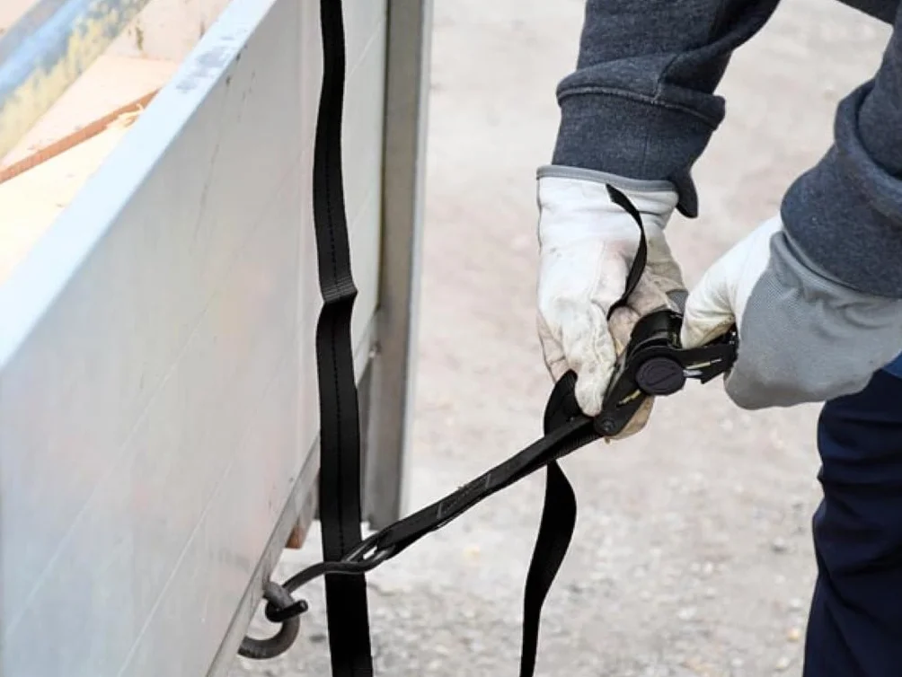 Toolland Zestaw pasów mocujących, 2 sztuki, dwuczęściowe, z grzechotką i hakami w kształcie litery S, samozwijające się, do zabezpieczenia ładunku, max. 300 kg, poliester, pomarańczowy, 3 m x 25 mm, 1