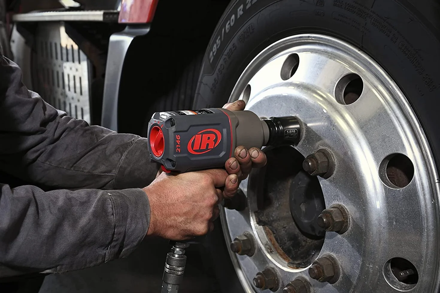 Ingersoll Rand 2146Q1MAX Pneumatyczny klucz udarowy 3/4 cala - moment obrotowy 2700 Nm przy zrywaniu nakrętek, waga 3,5 kg - cicha technologia i optymalna kontrola