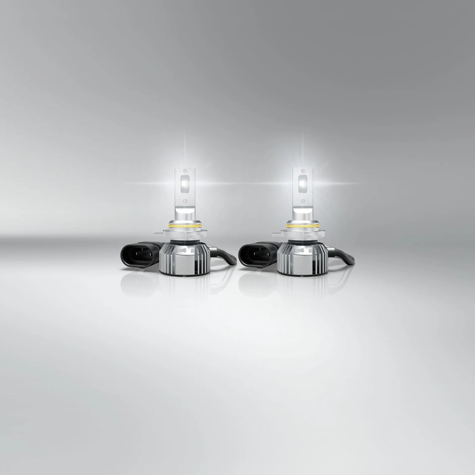 OSRAM NIGHT BREAKER LED SMART HIR2; jasność 330%; temperatura barwowa 6000K, diody LED o dużym i przyciemnionym świetle, zapewniające dobre oświetlenie do stosowania na otwartych ścieżkach.